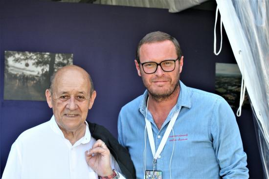 Le directeur des Vieilles charrues et le Ministre Le Drian (Photo PR F10)